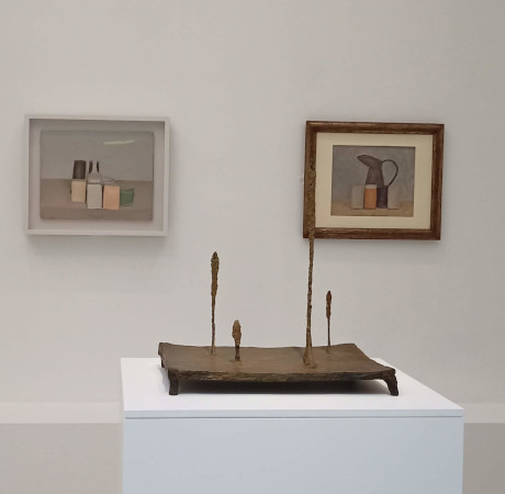 Une sculpture de Giacometti e deux natures mortes de Morandi