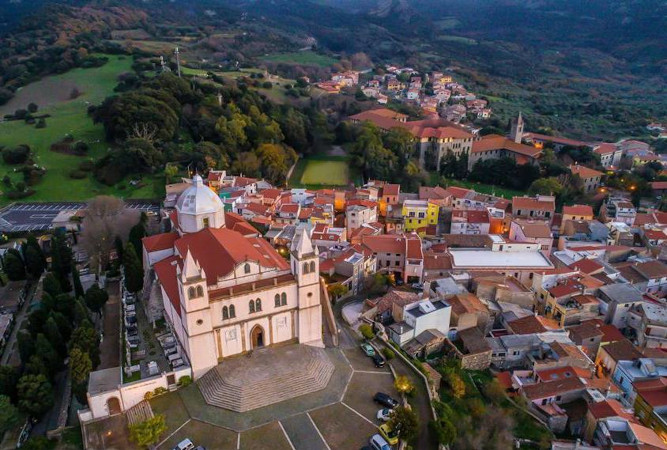 Une vue aérienne de Cuglieri en Sardaigne