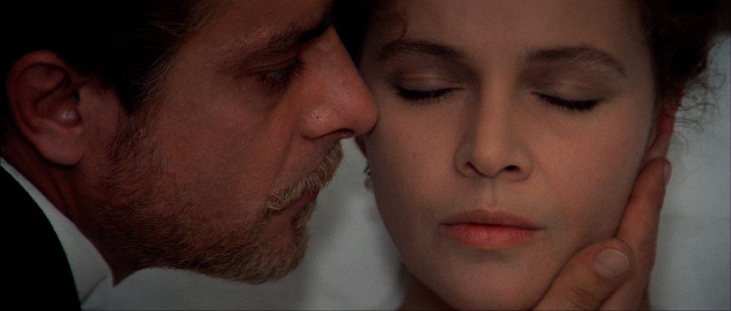 Giancarlo Giannini et Laura Antonelli dans une scène de L'Innocent de Luchino Visconti