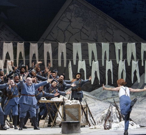 Un moment de La fille du régiment de Donizetti à l'Opéra Bastille